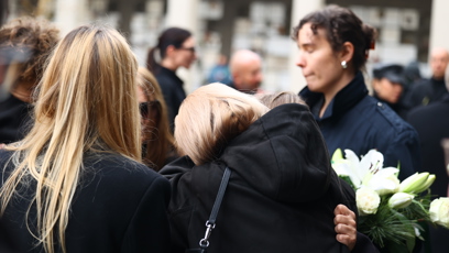 FOTO: Někteří smuteční hosté neudrželi emoce.