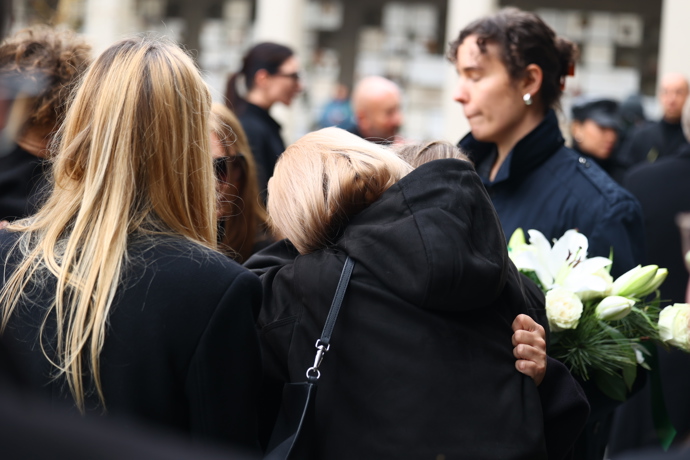 FOTO: Někteří smuteční hosté neudrželi emoce. – stránka 207