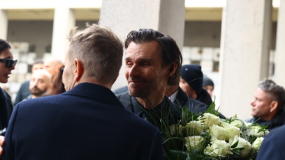 FOTO: Leoš Mareš přinesl zesnulému kolegovi bílé růže.