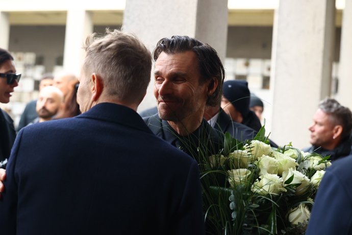 FOTO: Leoš Mareš přinesl zesnulému kolegovi bílé růže. – stránka 61