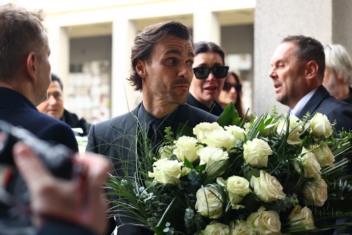 FOTO: Leoš Mareš na pohřbu Patrika Hezuckého. – stránka 204