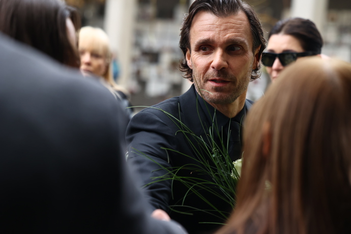 FOTO: Leoš Mareš na pohřbu Patrika Hezuckého. – stránka 55