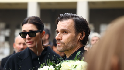 FOTO: Leoš Mareš s Monikou na pohřbu Patrika Hezuckého.