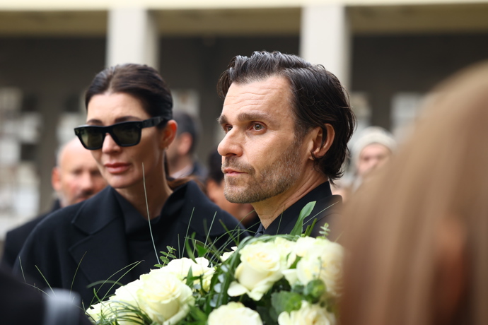 FOTO: Leoš Mareš s Monikou na pohřbu Patrika Hezuckého. – stránka 50