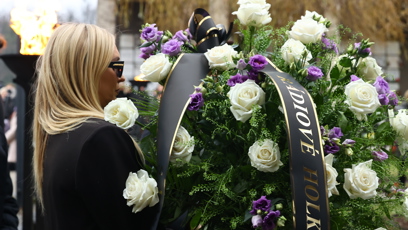 FOTO: Zorka Hejdová nesla obří věnec.