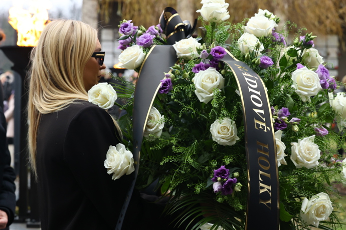 FOTO: Zorka Hejdová nesla obří věnec. – stránka 230