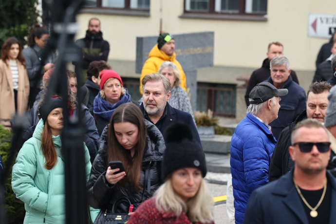 FOTO: Roman Ondráček nebyl na pohřeb Patrika Hezuckého zvaný. – stránka 156