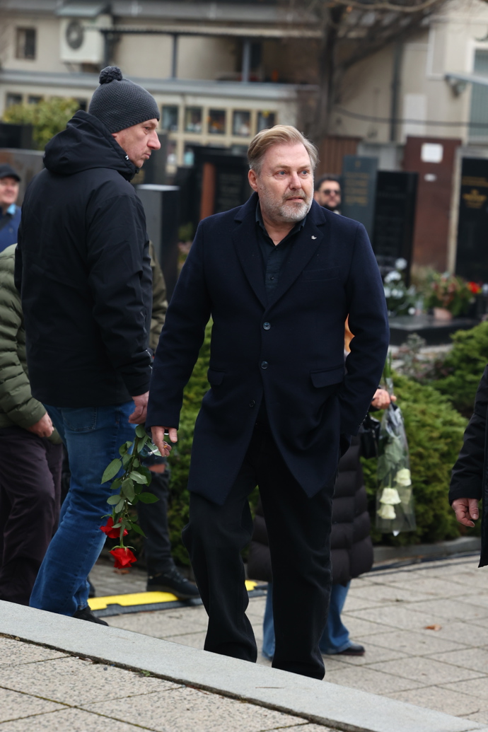 FOTO: Roman Ondráček postával venku. – stránka 155