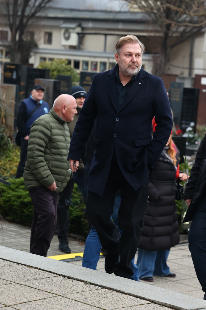 FOTO: Roman Ondráček na pohřbu Patrika Hezuckého. – stránka 154