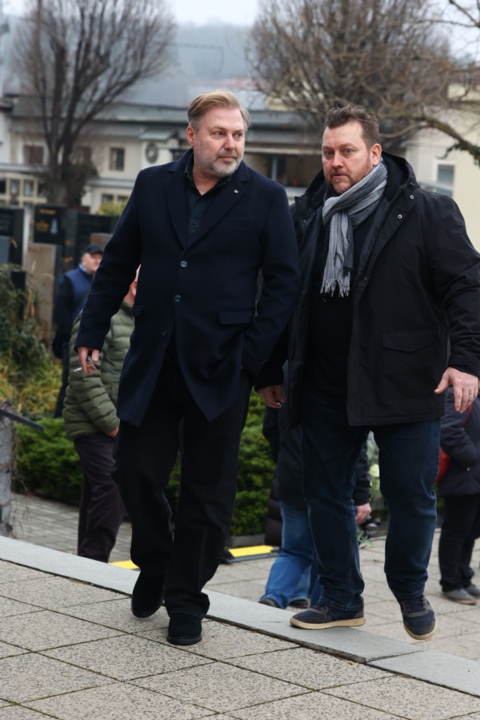 FOTO: Pohřeb Patrika Hezuckého. Roman Ondráček zvaný nebyl. – stránka 153