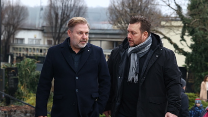 FOTO: Roman Ondráček postával před smuteční síní.