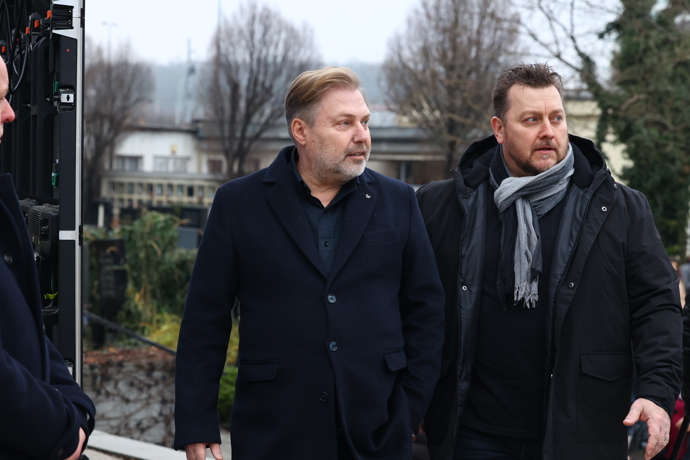 FOTO: Roman Ondráček na pohřbu Hezuckého. – stránka 151