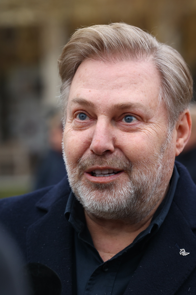 FOTO: Roman Ondráček rozdával na pohřbu rozhovory. – stránka 148