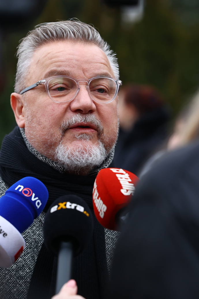 FOTO: Miloš Pokorný na pohřbu Patrika Hezuckého. – stránka 12