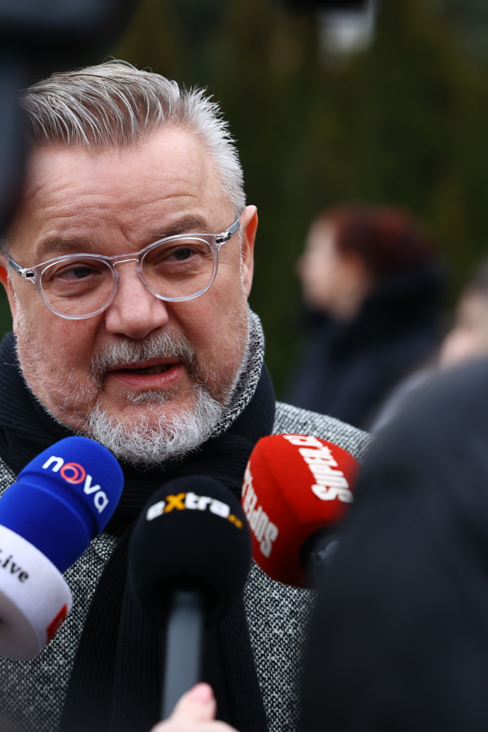 FOTO: Miloš Pokorný na pohřbu Patrika Hezuckého. – stránka 11