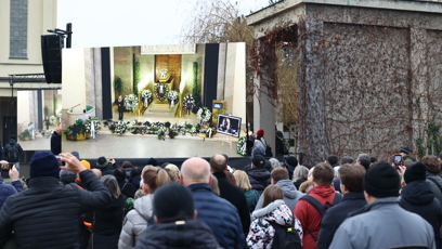 FOTO: Pohřeb Patrika Hezuckého sledovaly desítky lidí venku.