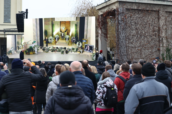 FOTO: Pohřeb Patrika Hezuckého sledovaly desítky lidí venku. – stránka 138