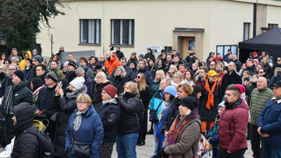 FOTO: Pohřeb Patrika Hezuckého sledovaly desítky lidí venku.