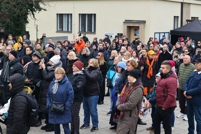 FOTO: Pohřeb Patrika Hezuckého sledovaly desítky lidí venku. – stránka 137