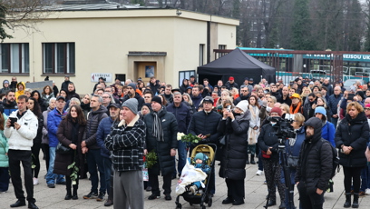 FOTO: Pohřeb Patrika Hezuckého sledovaly desítky lidí venku.