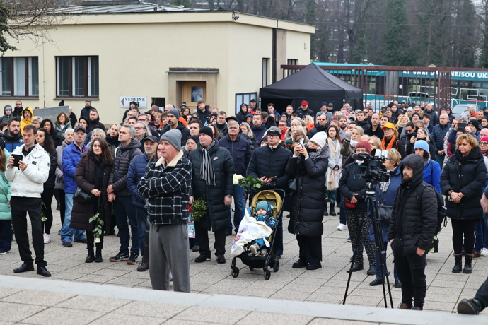 FOTO: Pohřeb Patrika Hezuckého sledovaly desítky lidí venku. – stránka 136