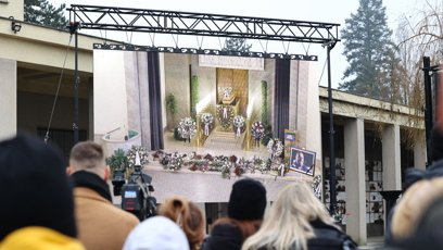 FOTO: Pohřeb Patrika Hezuckého sledovaly desítky lidí venku.