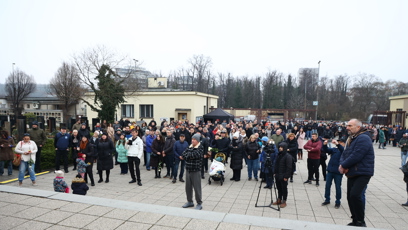 FOTO: Pohřeb Patrika Hezuckého sledovaly desítky lidí venku.