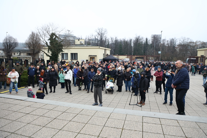 FOTO: Pohřeb Patrika Hezuckého sledovaly desítky lidí venku. – stránka 134