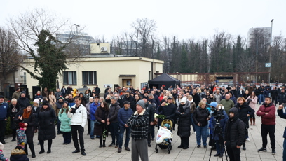 FOTO: Pohřeb Patrika Hezuckého sledovaly desítky lidí venku.