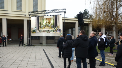 FOTO: Pohřeb Patrika Hezuckého sledovaly desítky lidí venku.