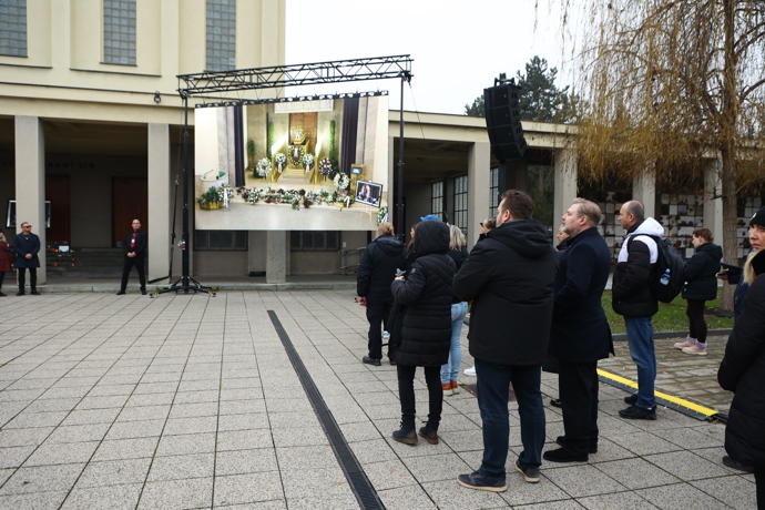FOTO: Pohřeb Patrika Hezuckého sledovaly desítky lidí venku. – stránka 127
