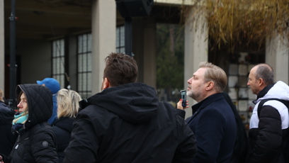 FOTO: Roman Ondráček sledoval pohřeb Patrika Hezuckého venku.