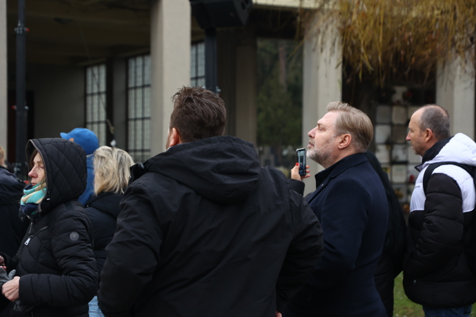 FOTO: Roman Ondráček sledoval pohřeb Patrika Hezuckého venku. – stránka 132