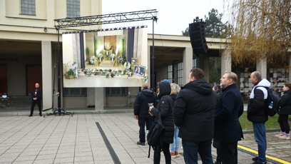 FOTO: Pohřeb Patrika Hezuckého sledovaly desítky lidí venku.