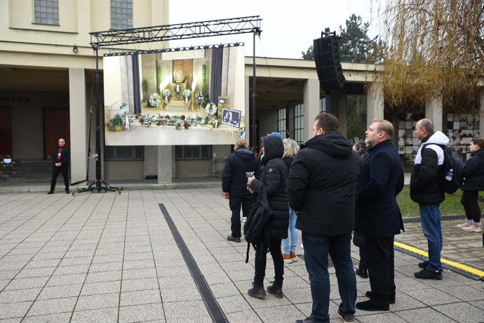 FOTO: Pohřeb Patrika Hezuckého sledovaly desítky lidí venku. – stránka 131