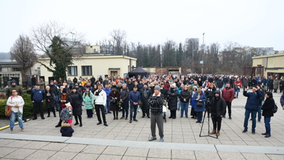 FOTO: Pohřeb Patrika Hezuckého sledovaly desítky lidí venku.