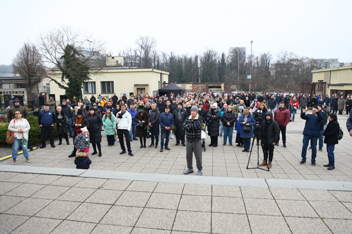 FOTO: Pohřeb Patrika Hezuckého sledovaly desítky lidí venku. – stránka 130