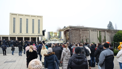FOTO: Pohřeb Patrika Hezuckého sledovaly desítky lidí venku.
