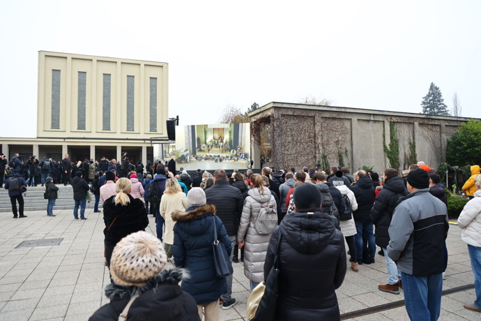 FOTO: Pohřeb Patrika Hezuckého sledovaly desítky lidí venku. – stránka 129