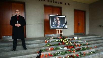 FOTO: Pohřeb Patrika Hezuckého sledovaly desítky lidí venku.