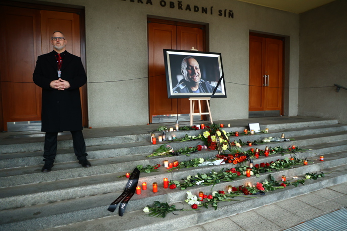 FOTO: Pohřeb Patrika Hezuckého sledovaly desítky lidí venku. – stránka 128
