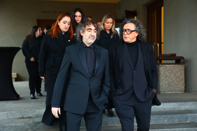 FOTO: Jakub Kohák odcházel z pohřbu s Richardem Genzerem.