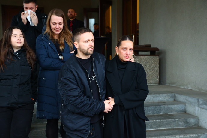 FOTO: Z pohřbu Patrika Hezuckého odcházeli lidé v slzách. – stránka 57