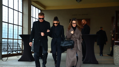 FOTO: Z pohřbu Patrika Hezuckého odcházela Tereza Kerndlová s partnerem a Evou Decastelo.