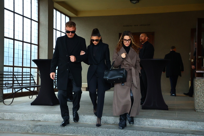 FOTO: Z pohřbu Patrika Hezuckého odcházela Tereza Kerndlová s partnerem a Evou Decastelo. – stránka 52