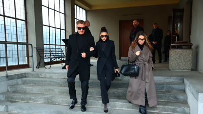 FOTO: Z pohřbu Patrika Hezuckého odcházela Tereza Kerndlová s partnerem a Evou Decastelo.