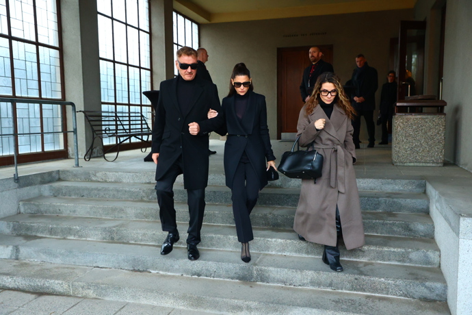 FOTO: Z pohřbu Patrika Hezuckého odcházela Tereza Kerndlová s partnerem a Evou Decastelo. – stránka 51