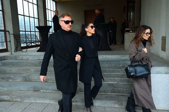 FOTO: Z pohřbu Patrika Hezuckého odcházela Tereza Kerndlová s partnerem a Evou Decastelo. – stránka 50