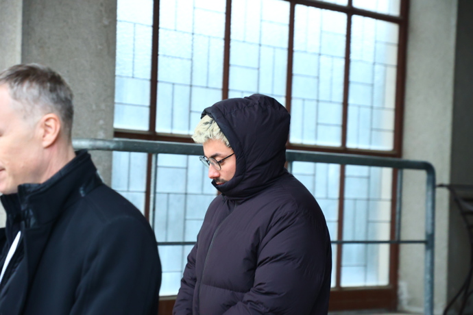 FOTO: Mirai odcházel se skloněnou hlavou. – stránka 114