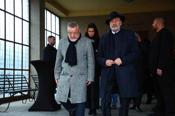 FOTO: Z pohřbu Patrika Hezuckého odcházel Michel Fleischmann v doprovodu Miloše Pokorného. – stránka 6